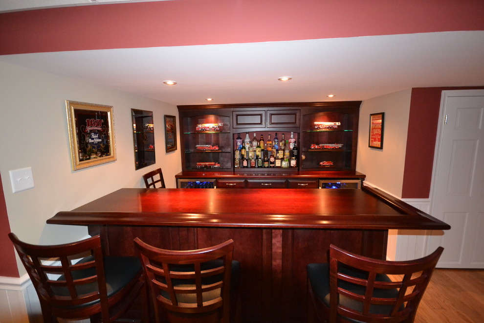 This is an example of a mid-sized transitional home bar in Philadelphia.