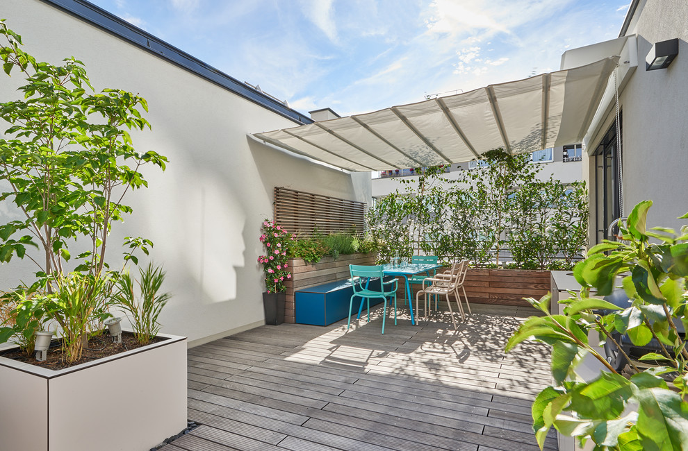 Große Moderne Dachterrasse mit Outdoor-Küche und Markisen in Sonstige