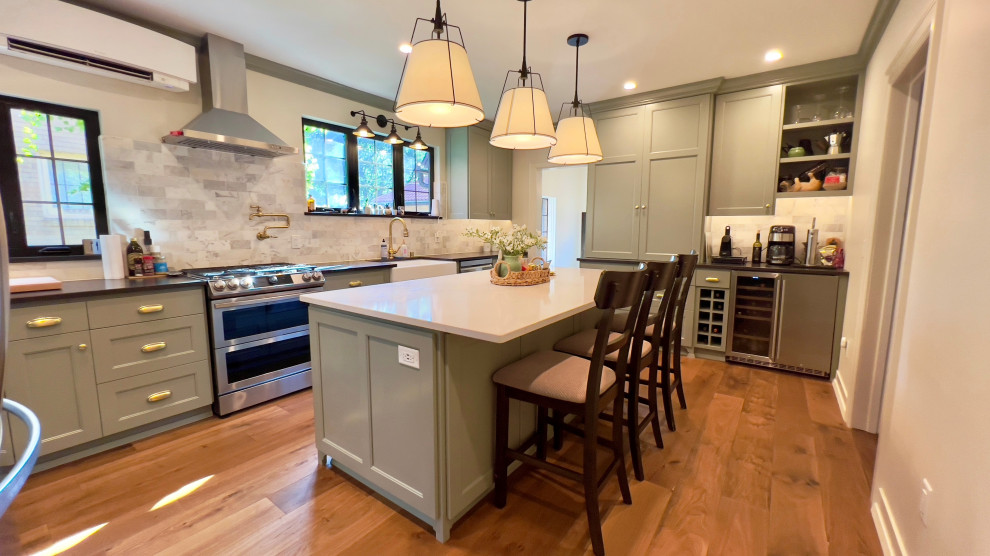 Transitional kitchen photo in Milwaukee