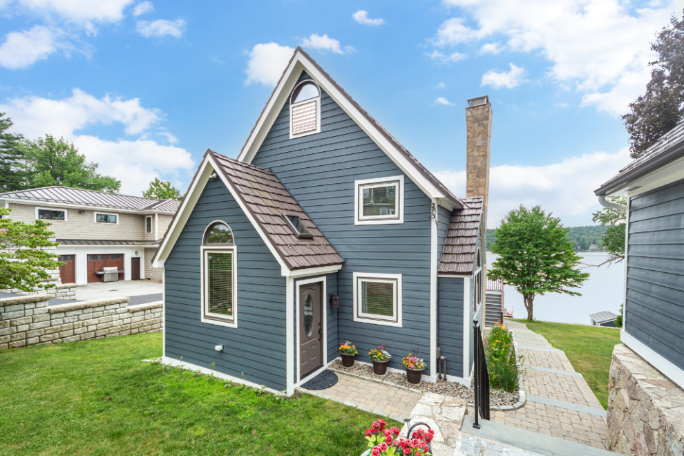 Источник вдохновения для домашнего уюта: синий частный загородный дом среднего размера в классическом стиле с разными уровнями, комбинированной облицовкой, двускатной крышей, металлической крышей, коричневой крышей и отделкой планкеном