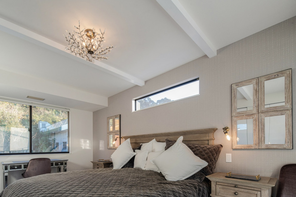 Großes Modernes Hauptschlafzimmer mit weißer Wandfarbe, braunem Holzboden, braunem Boden, Tapetendecke und Tapetenwänden in Sonstige