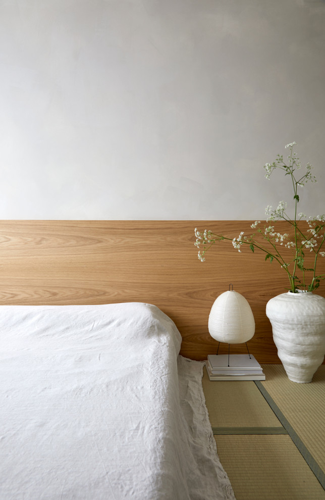 Kleines Asiatisches Hauptschlafzimmer mit Tatami-Boden und grünem Boden in London