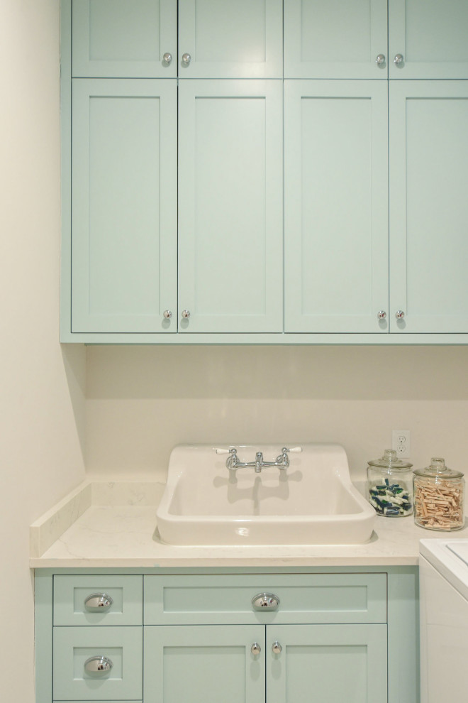 Idee per una grande sala lavanderia stile marino con ante blu, lavatrice e asciugatrice affiancate e top bianco