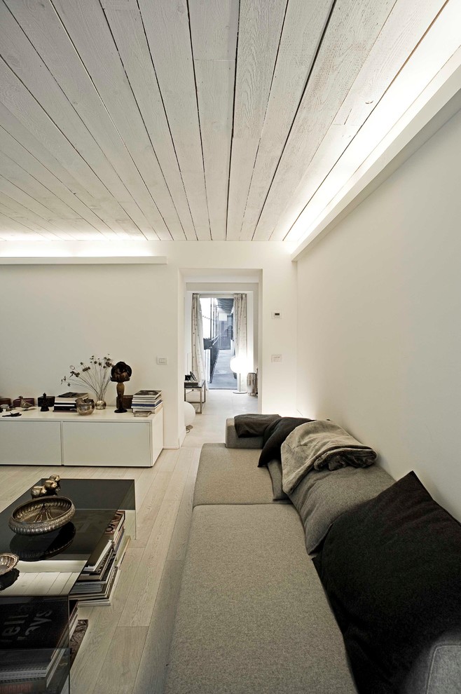 This is an example of a contemporary living room in Milan with white walls.