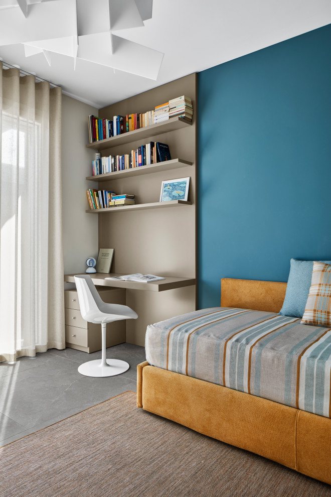 Idéer för ett litet modernt könsneutralt tonårsrum kombinerat med sovrum, med klinkergolv i porslin och grått golv