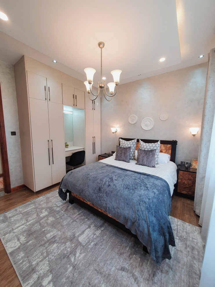 Стильный дизайн: гостевая спальня (комната для гостей) в стиле ретро с белыми стенами, светлым паркетным полом, коричневым полом, многоуровневым потолком и обоями на стенах - последний тренд