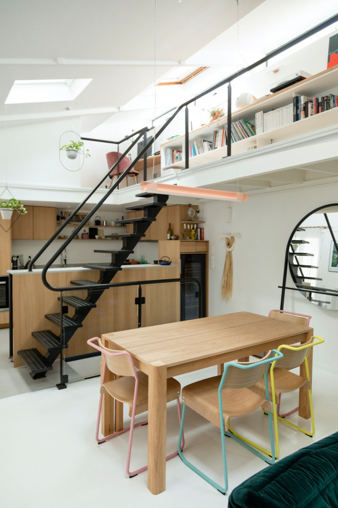 Idee per una piccola sala da pranzo aperta verso il soggiorno minimal con pareti bianche, pavimento in legno verniciato e pavimento bianco