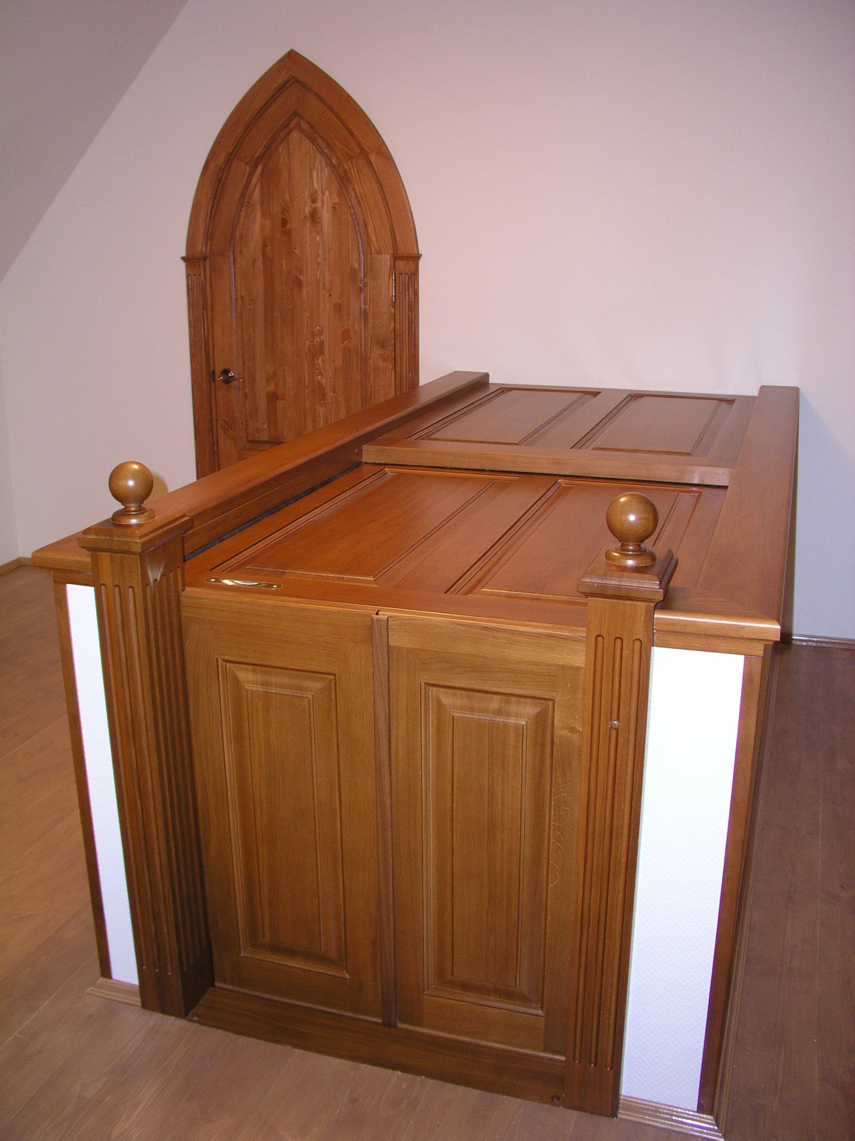 Лестница с дверью на мансарду.т