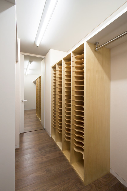 E邸（世田谷区深沢の家） minimalistisch-ankleidezimmer
