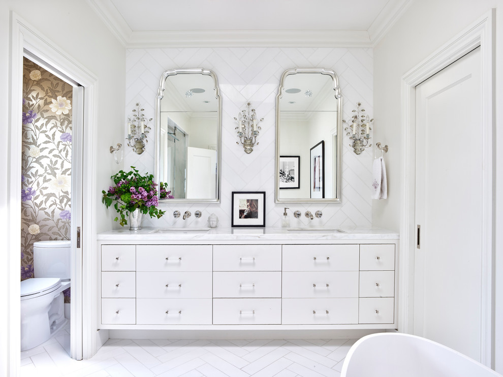Imagen de cuarto de baño principal y doble clásico renovado con bañera exenta y encimera de granito