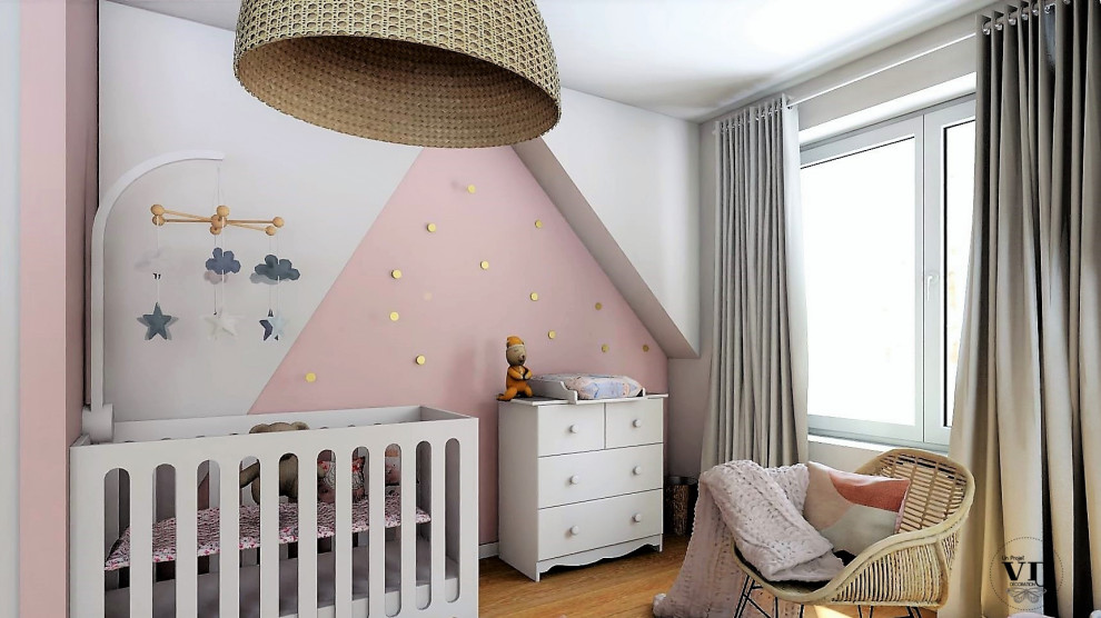 Cette image montre une chambre de bébé fille nordique de taille moyenne avec un mur rose et parquet clair.