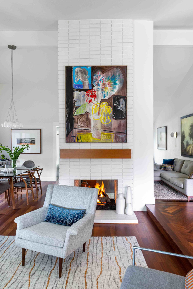 Retro Wohnzimmer mit weißer Wandfarbe, braunem Holzboden und Tunnelkamin in San Francisco