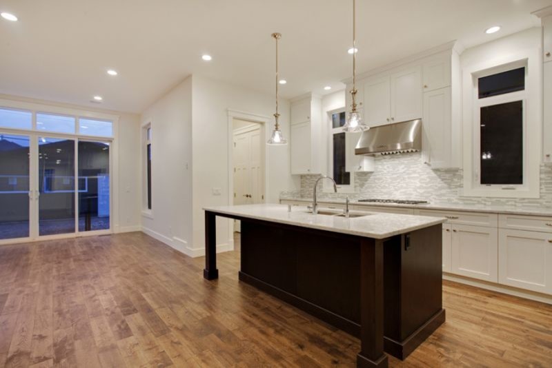Kitchen - transitional kitchen idea in Calgary