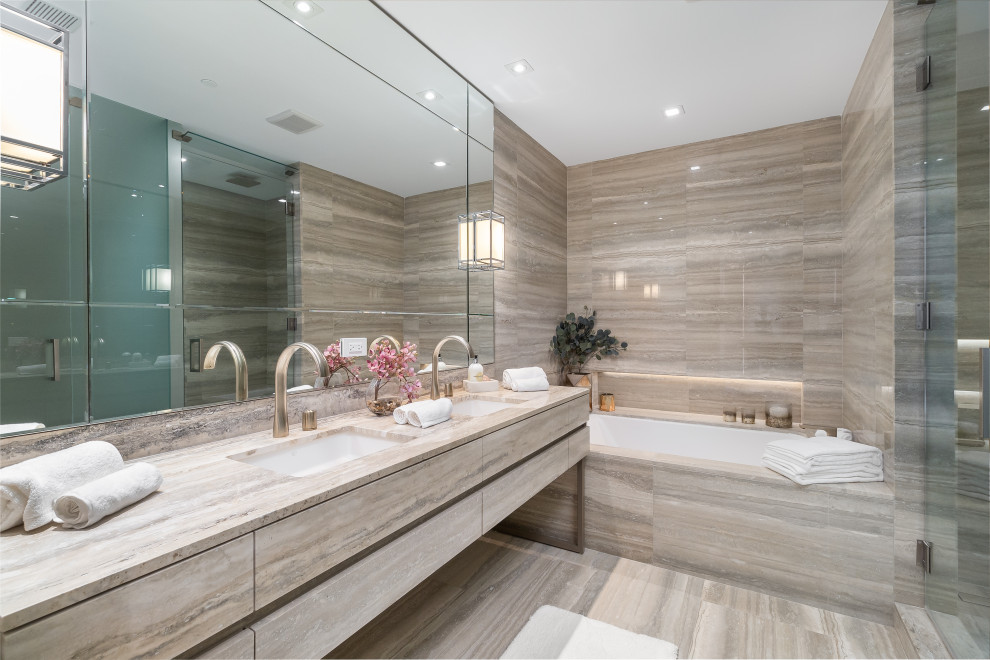 Idéer för ett modernt grå badrum, med släta luckor, grå skåp, ett undermonterat badkar, en dusch i en alkov, grå kakel, ett undermonterad handfat, grått golv och dusch med gångjärnsdörr