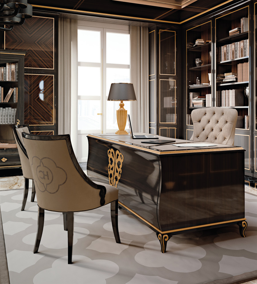 Aménagement d'un très grand bureau classique de type studio avec un mur marron, un sol en marbre, un bureau indépendant, un sol beige, un plafond à caissons et boiseries.