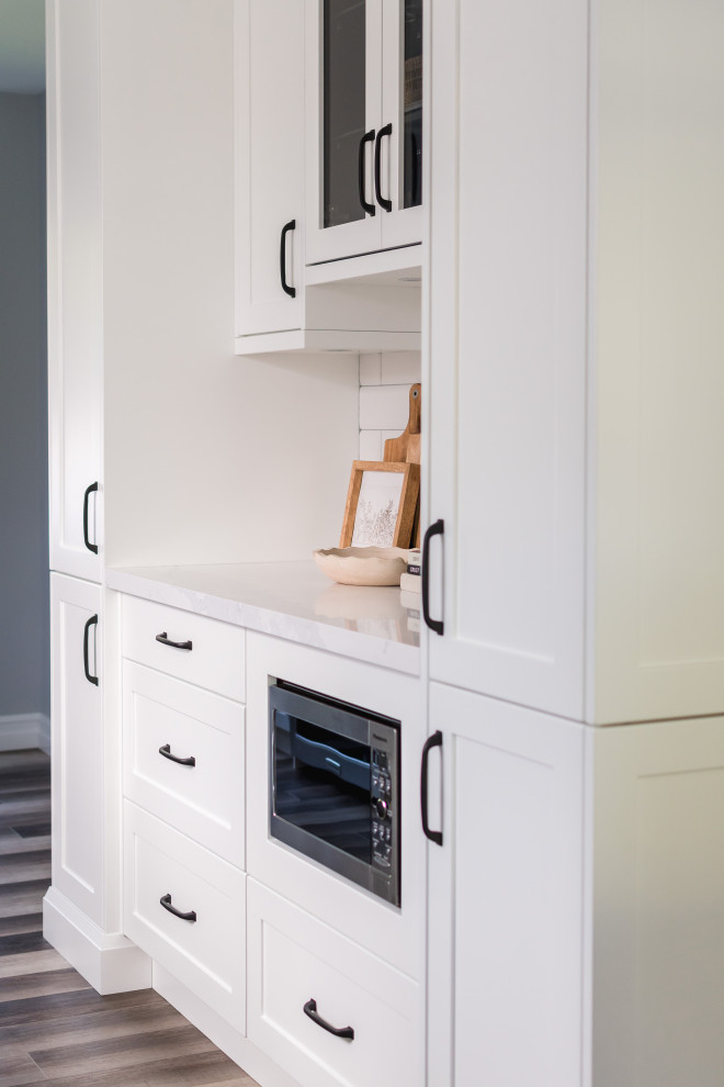 Inspiration for a transitional kitchen remodel in Toronto