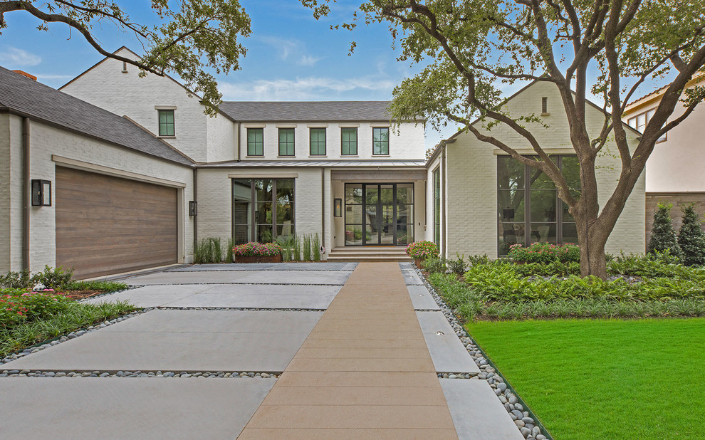 This is an example of a contemporary front yard garden in Dallas.