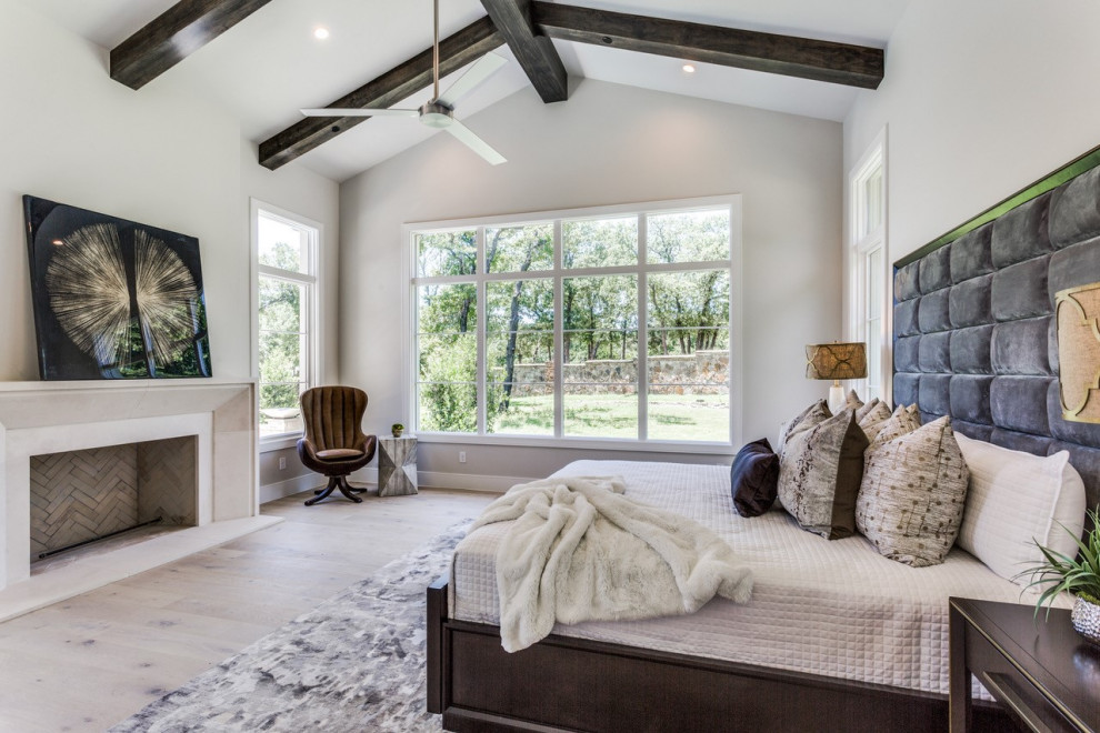 Example of a transitional home design design in Austin