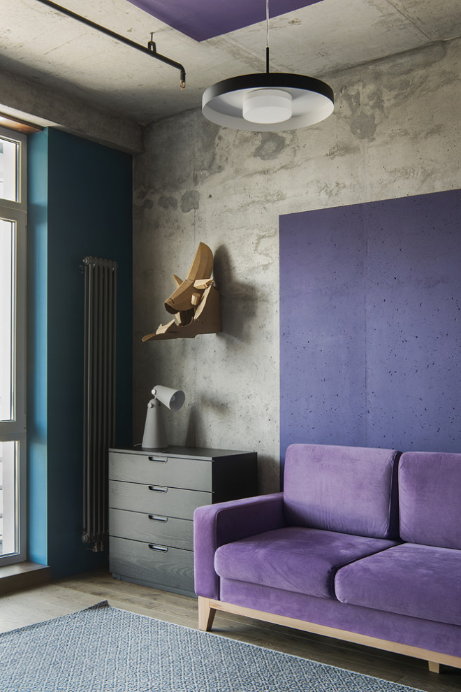 На фото: хозяйская спальня среднего размера в стиле лофт с фиолетовыми стенами, темным паркетным полом, коричневым полом и акцентной стеной с