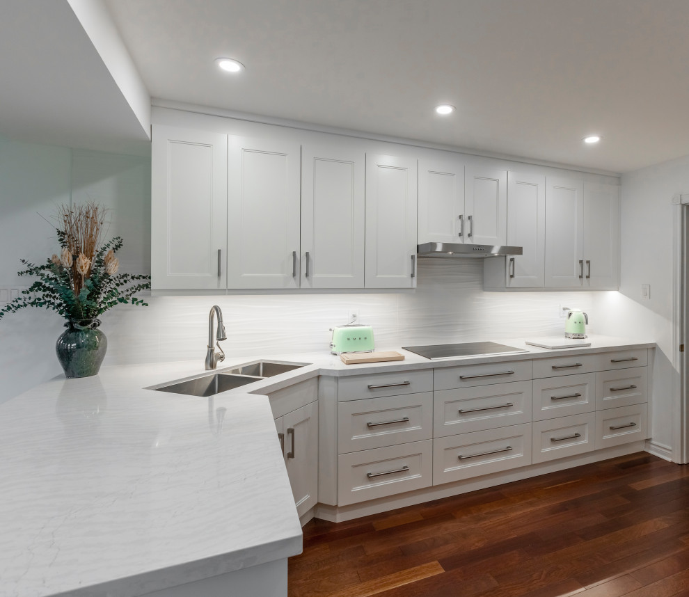 Transitional kitchen photo in Toronto