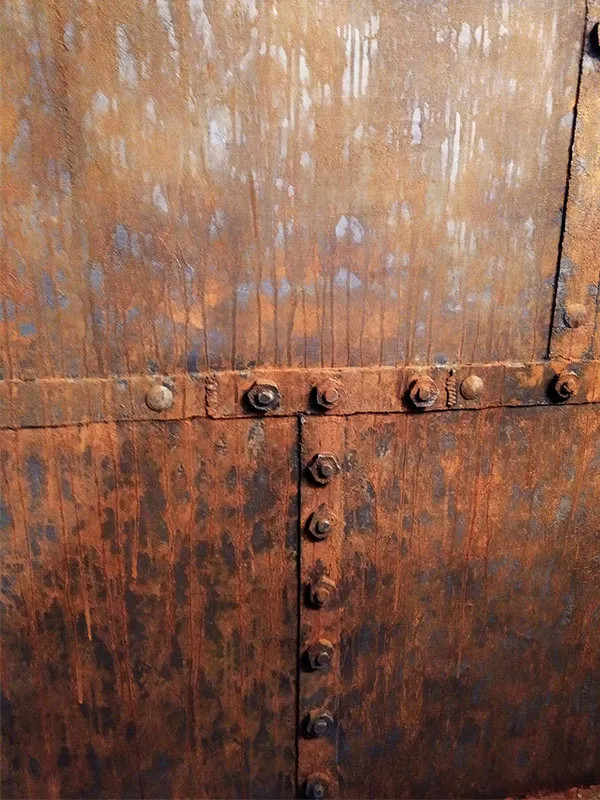 Фактурная штукатурка с художественным декором в металлическом золотом оттенке