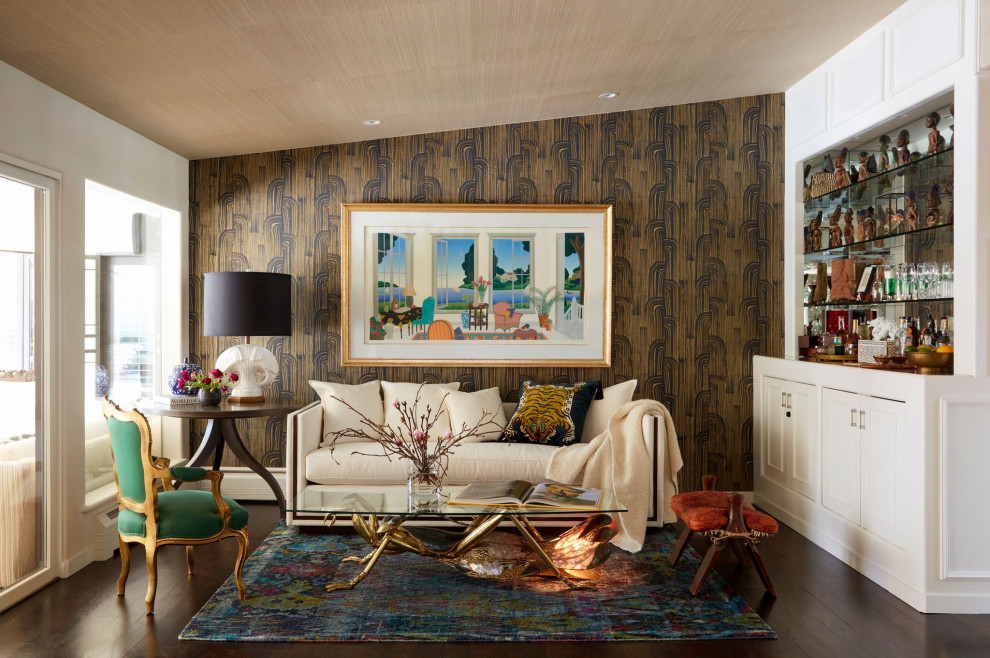 Fernseherloses Eklektisches Wohnzimmer mit beiger Wandfarbe, dunklem Holzboden, Tunnelkamin, Tapetendecke, Tapetenwänden und braunem Boden in Denver