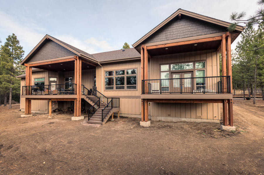 Example of a mountain style deck design in Seattle