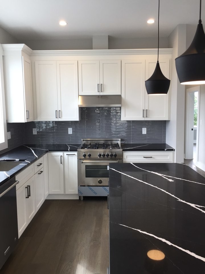 Kitchen - transitional kitchen idea in Boston
