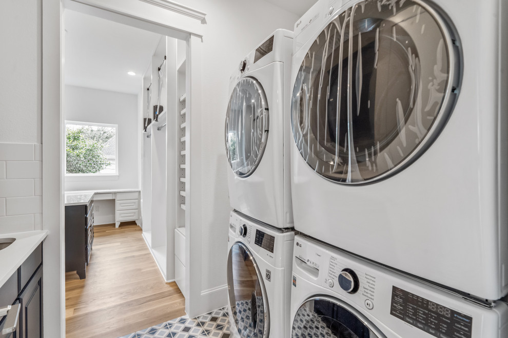 Home design - transitional home design idea in Houston