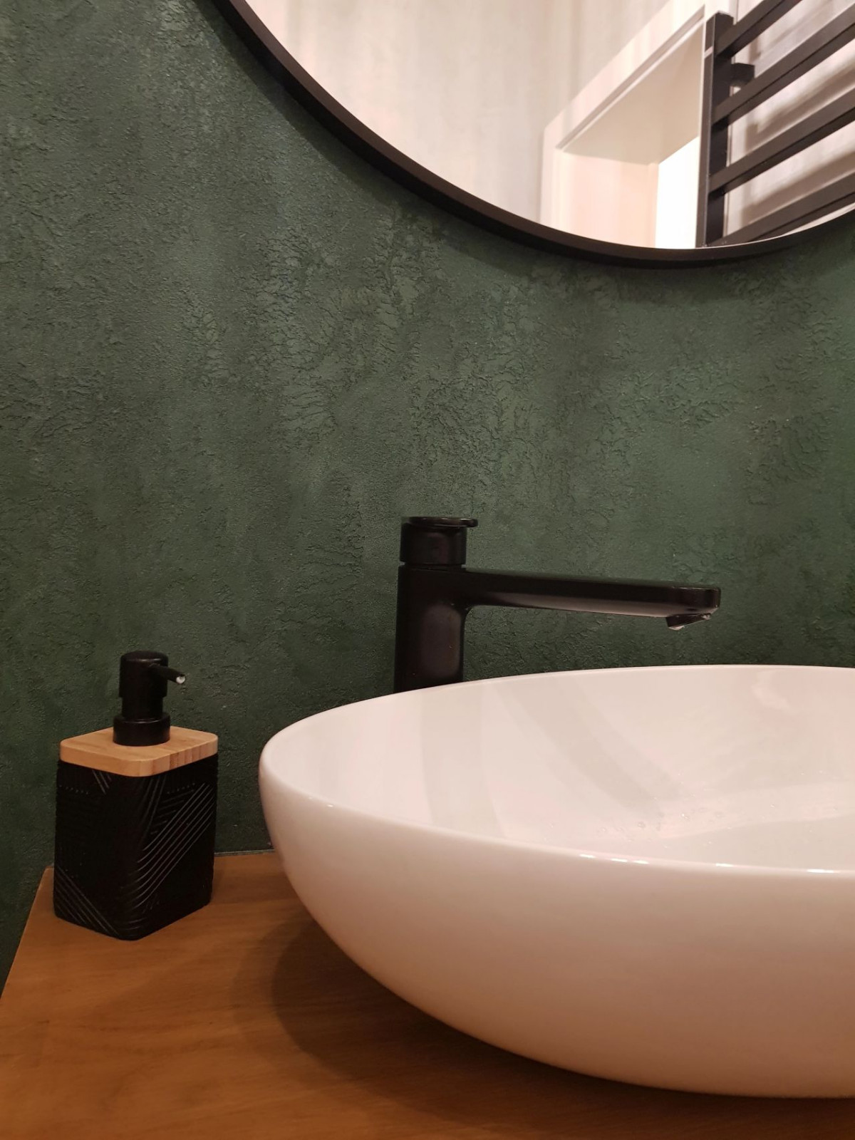 Декоративная штукатурка с фактурой и металлическим блеском для санузла