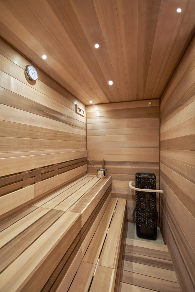 Mittelgroße Moderne Sauna mit Porzellan-Bodenfliesen, beigem Boden, Falttür-Duschabtrennung, Holzwänden, Duschbank und Holzdecke in Chicago