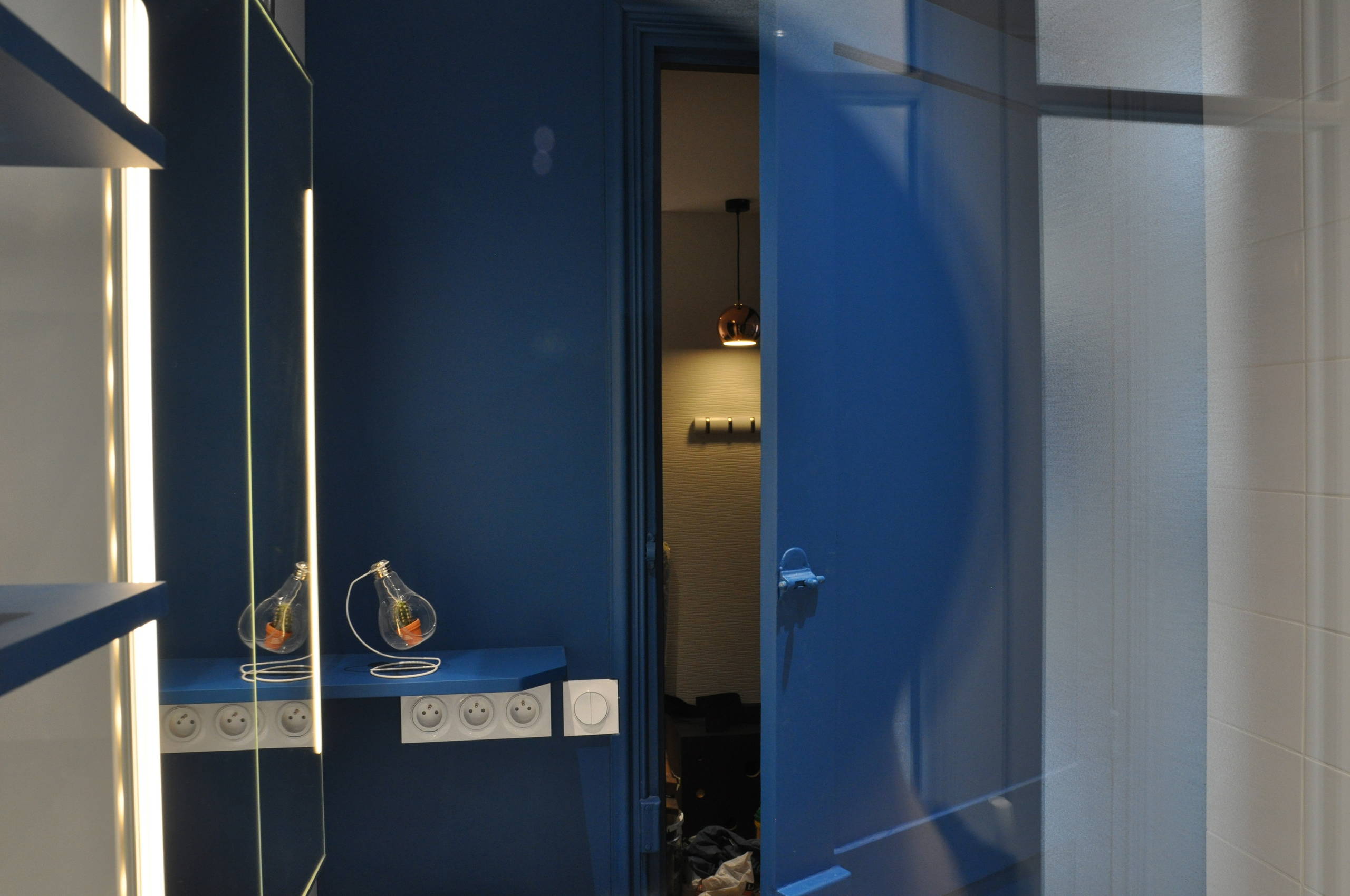 salle de bain bleu et blanc