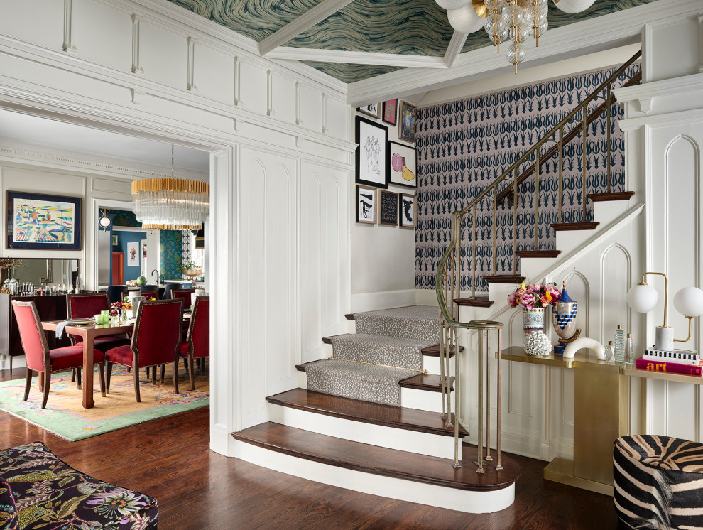 Стильный дизайн: лестница в стиле фьюжн с ступенями с ковровым покрытием, ковровыми подступенками, металлическими перилами и обоями на стенах - последний тренд