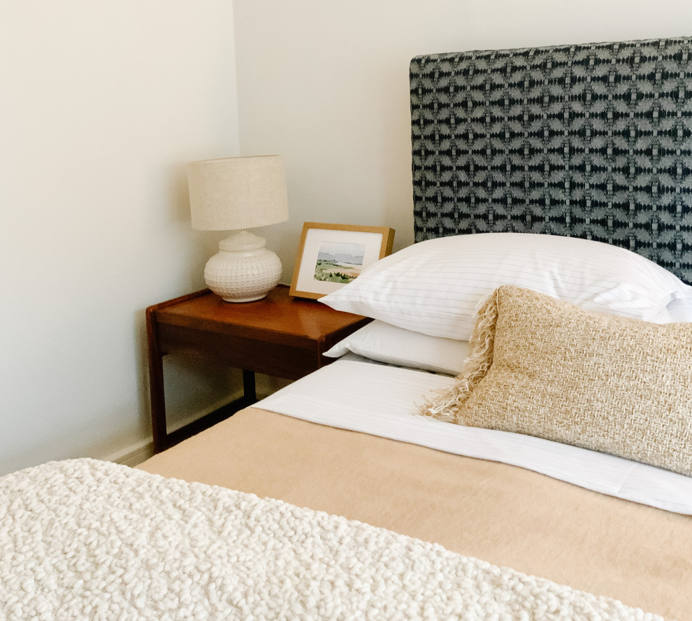 Свежая идея для дизайна: гостевая спальня среднего размера, (комната для гостей) в современном стиле с бежевыми стенами и бежевым полом - отличное фото интерьера