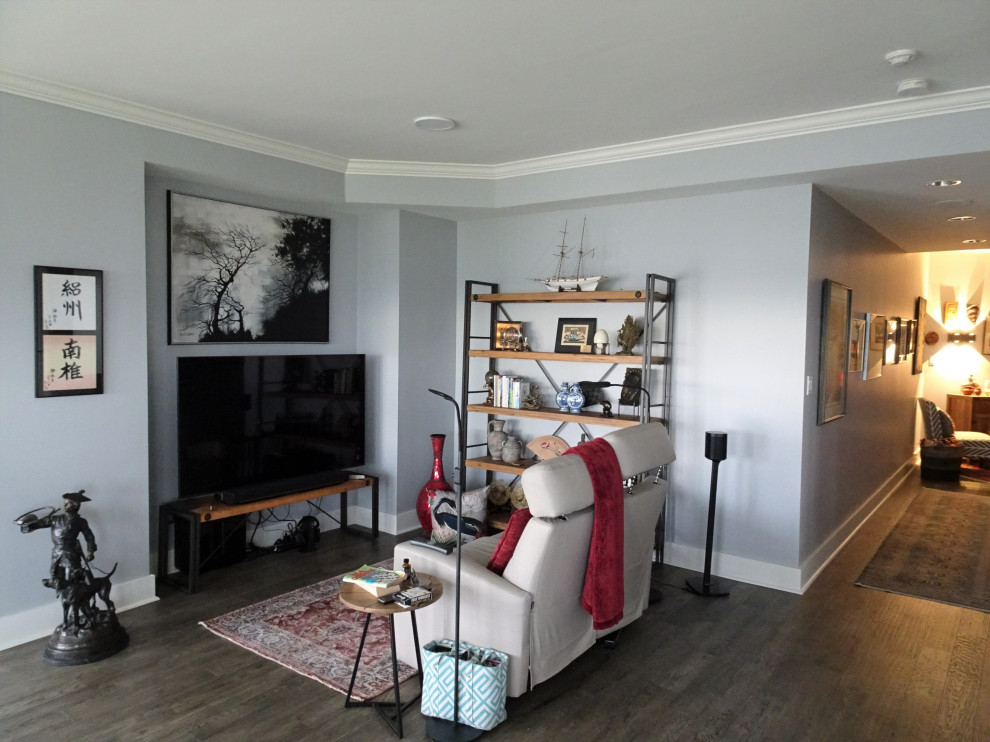 Eklektisk inredning av ett allrum med öppen planlösning, med blå väggar, vinylgolv, en fristående TV och grått golv