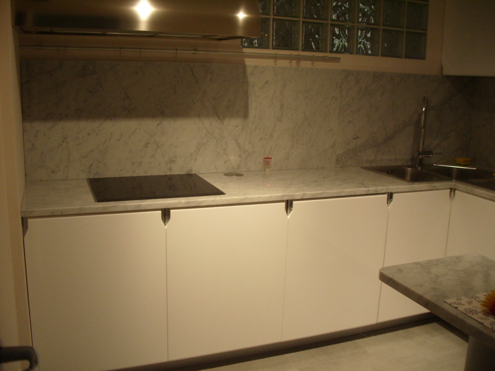 Esempio di una cucina moderna chiusa con lavello a doppia vasca, ante lisce, ante bianche, top in marmo, paraspruzzi grigio, paraspruzzi in marmo, elettrodomestici in acciaio inossidabile, pavimento in gres porcellanato, pavimento grigio e top grigio