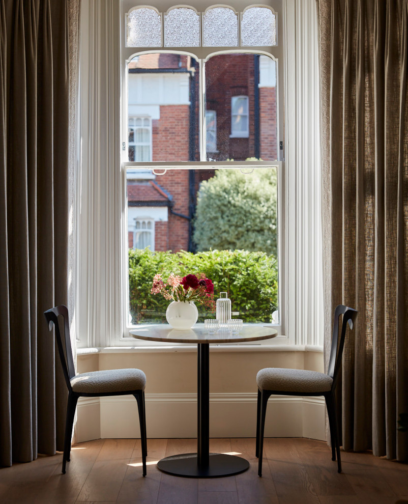 Mittelgroßes, Abgetrenntes Modernes Wohnzimmer mit beiger Wandfarbe und beigem Boden in London
