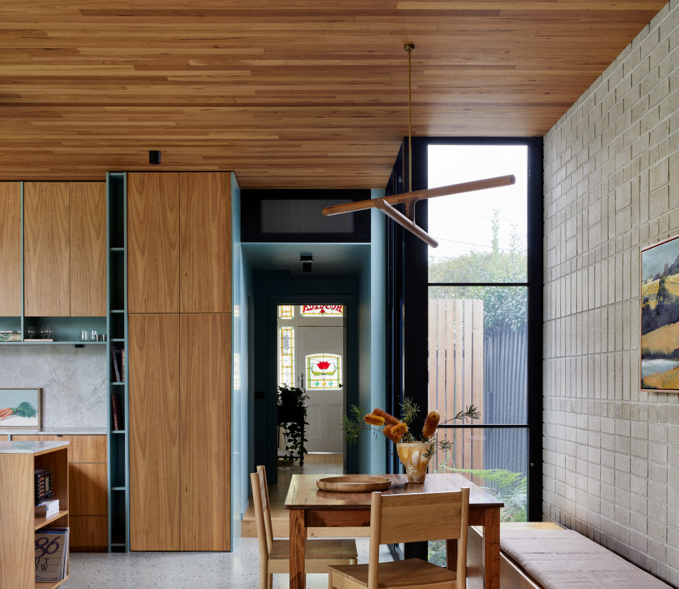 На фото: маленькая гостиная-столовая в стиле ретро с серыми стенами, бетонным полом, серым полом, деревянным потолком и кирпичными стенами для на участке и в саду