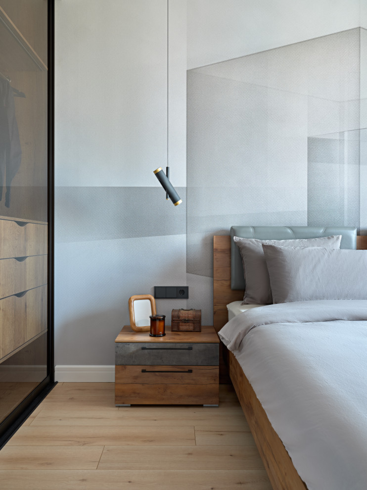 Источник вдохновения для домашнего уюта: хозяйская спальня среднего размера в стиле лофт с серыми стенами, полом из ламината, коричневым полом и акцентной стеной
