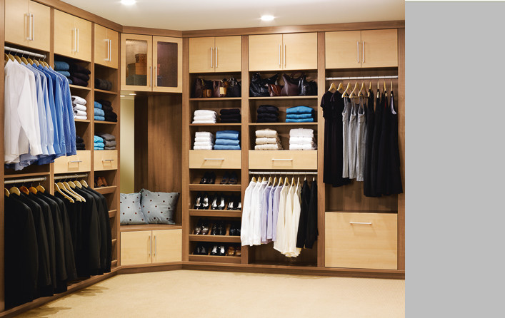Mid-sized transitional gender-neutral walk-in wardrobe in Jacksonville with flat-panel cabinets, light wood cabinets, carpet and beige floor.