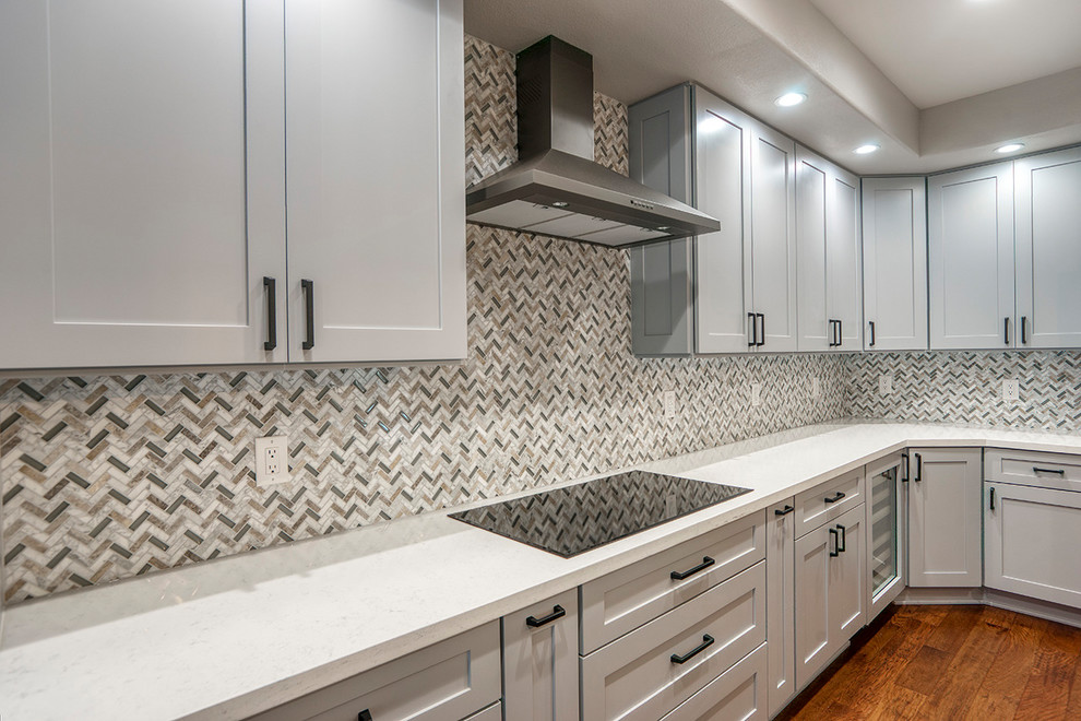 Eat-in kitchen - mid-sized transitional l-shaped medium tone wood floor and brown floor eat-in kitchen idea in Phoenix with an undermount sink, shaker cabinets, blue cabinets, quartz countertops, multicolored backsplash, stone tile backsplash, stainless steel appliances, an island and white countertops
