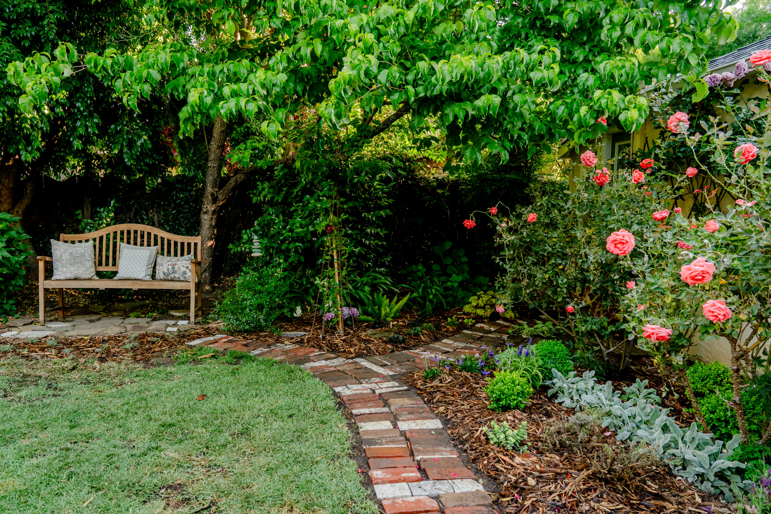 Design ideas for a traditional landscaping in Sacramento.
