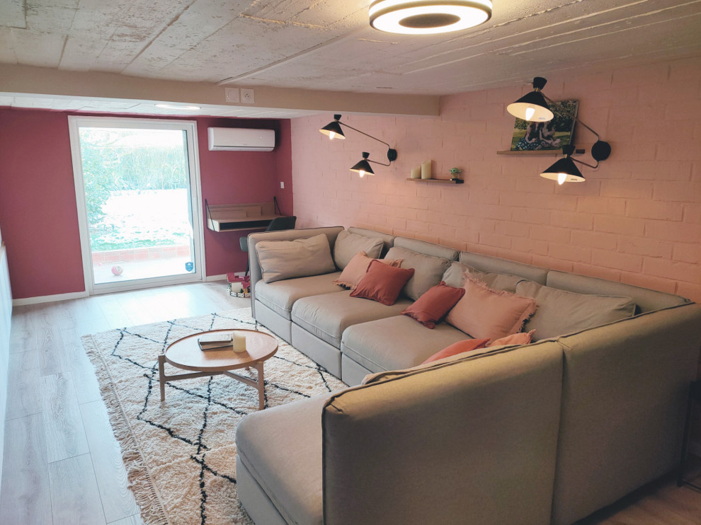 Inspiration pour un sous-sol minimaliste donnant sur l'extérieur et de taille moyenne avec un mur rose, sol en stratifié et aucune cheminée.