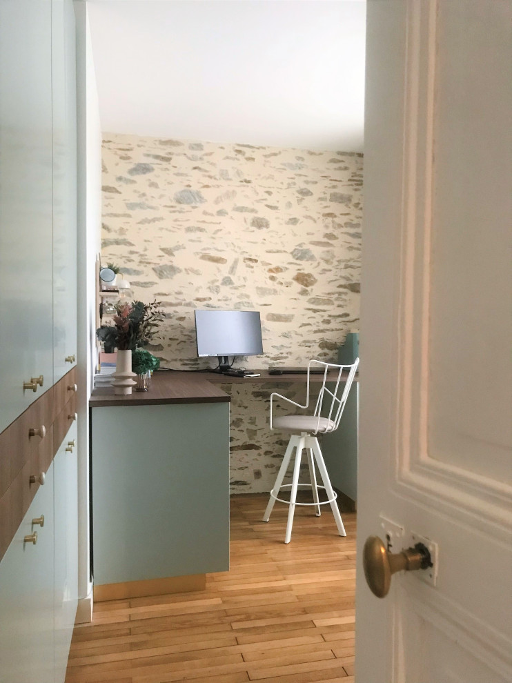 Mid-sized scandinavian study room in Nantes with white walls, light hardwood floors, no fireplace and a freestanding desk.