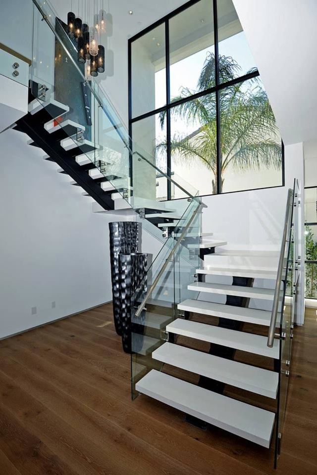 Photo of a large modern u-shaped staircase in Los Angeles with open risers.