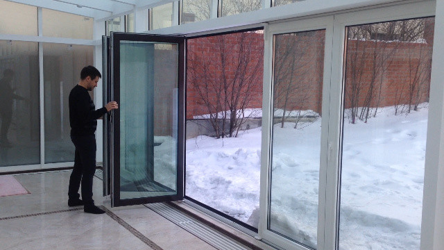 Двери "гармошки" из системы "Алютех"