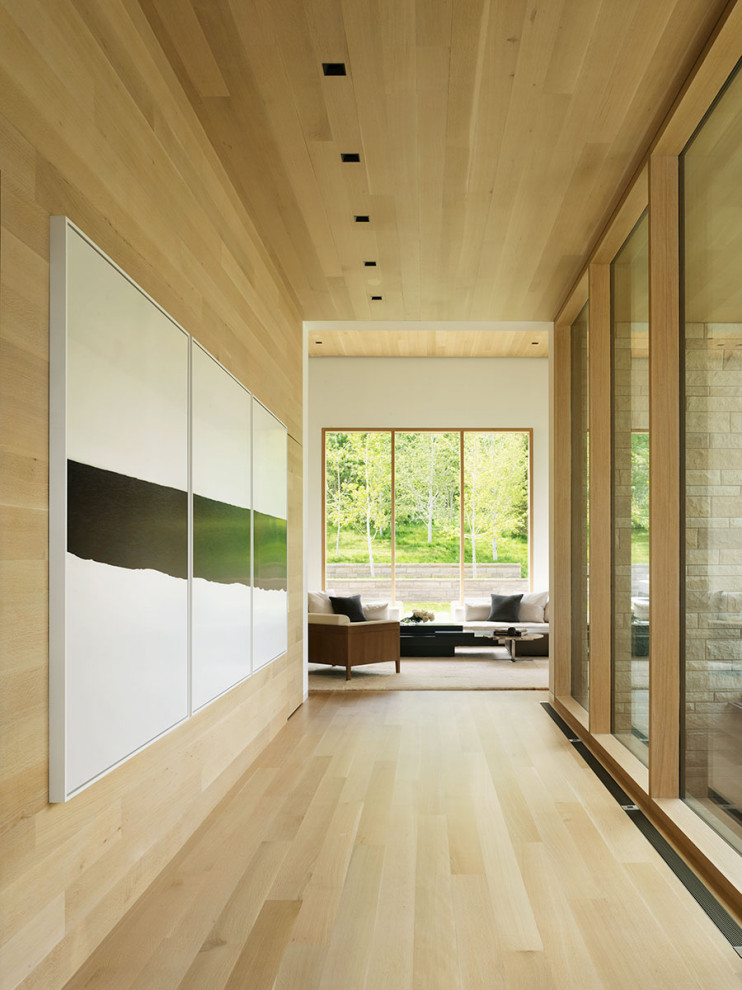Foto di un corridoio moderno con parquet chiaro, soffitto in legno e pareti in legno