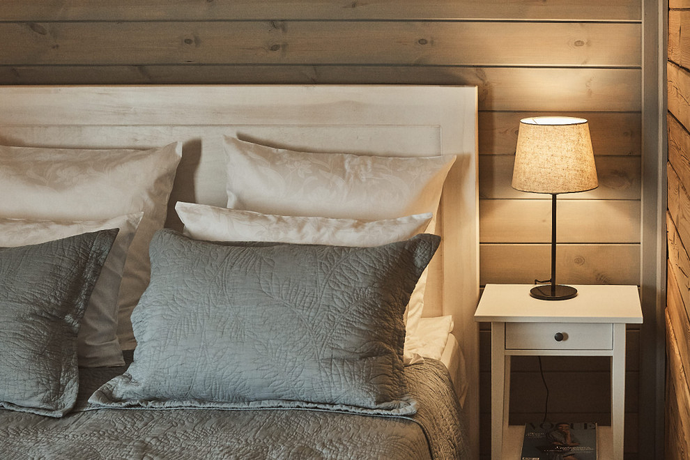 Стильный дизайн: гостевая спальня среднего размера, (комната для гостей), в белых тонах с отделкой деревом: освещение в стиле фьюжн с бежевыми стенами, деревянным полом, бежевым полом и деревянными стенами - последний тренд