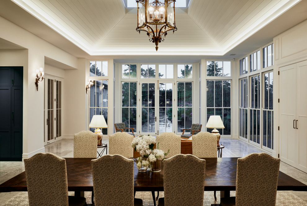 Exemple d'une très grande salle à manger ouverte sur le salon chic avec un mur blanc, un sol en marbre, un sol gris et un plafond en lambris de bois.