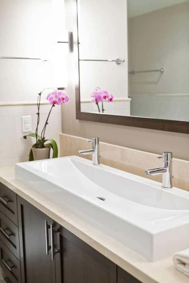 Photo of a traditional bathroom in Toronto.